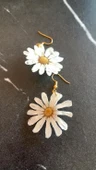 Kurutulmuş Beyaz Papatya İle Süslenmiş Papatya Şekil Gold Aksesuarlı Küpe Epoksi El Yapımı thumbnail 6