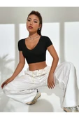 Geniş V Yaka Siyah Renk Fitilli Kısa Kollu Slim Fit Crop Top Bluz - 4