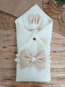 Yenidoğan Kulaklı Şapkalı Düğme Detaylı Fiyonklu Bebek Battaniyesi Kundak Krem thumbnail 1