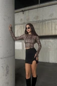Leopar Desenli Parmak Geçme Detaylı Dik Yaka Body - 3