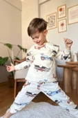Erkek Çocuk Üzerinde Helikopter ve Araba Digital Baskılı Krem Pijama Takımı - 1