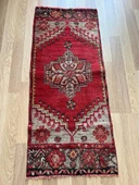 63x144 cm Vintage Yolluk, Küçük Boy El Dokuma Kırmızı Yolluk, Canlı Renkli ve Harika Kondisyonlu Ev Dekoru - 1