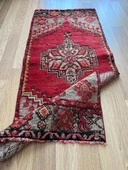 63x144 cm Vintage Yolluk, Küçük Boy El Dokuma Kırmızı Yolluk, Canlı Renkli ve Harika Kondisyonlu Ev Dekoru - 5