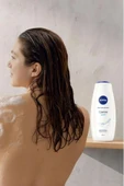 NIVEA Creme Soft Kremsi Dokunuş Banyo ve Duş Jeli 500ml, Temizlerken Bakım Yapar, Badem Yağı, Nemlendirici - 4
