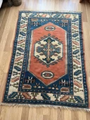 130x180 cm Büyük Boy Doğal Desenli Vintage, El Dokuma Anadolu Yün Halı, Harika Kondisyonlu Mavi Renkli Antik Halı - 1