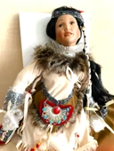 SERTİFİKALI KIZILDERİLİ BEBEK DİZLERİ ÜZERİNE ÇÖKMÜŞ PORSELEN BEBEK OYUNCAK BEBEK - 5