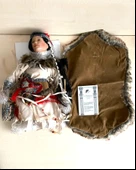 SERTİFİKALI KIZILDERİLİ BEBEK DİZLERİ ÜZERİNE ÇÖKMÜŞ PORSELEN BEBEK OYUNCAK BEBEK - 1