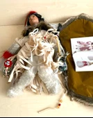 1 ADET SIFIR SERTİFİKALI KIZILDERİLİ BEBEK DİZLERİ ÜZERİNE ÇÖKMÜŞ PORSELEN BEBEK OYUNCAK BEBEK - 4