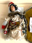 1 ADET SIFIR SERTİFİKALI KIZILDERİLİ BEBEK DİZLERİ ÜZERİNE ÇÖKMÜŞ PORSELEN BEBEK OYUNCAK BEBEK - 2