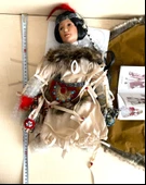 1 ADET SIFIR SERTİFİKALI KIZILDERİLİ BEBEK DİZLERİ ÜZERİNE ÇÖKMÜŞ PORSELEN BEBEK OYUNCAK BEBEK - 5