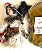 1 ADET SIFIR SERTİFİKALI KIZILDERİLİ BEBEK DİZLERİ ÜZERİNE ÇÖKMÜŞ PORSELEN BEBEK OYUNCAK BEBEK - 3