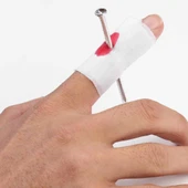 Parti Aksesuar Kumaş Üzeri Kırmızı Renk Kanlı Çivi Geçmiş Parmak Şakası thumbnail 2