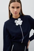 Yaka Çiçek Detaylı Bluz - LACİVERT - 4