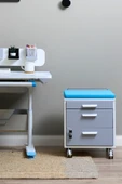 Creo Mobili Çekmeceli Kilitli Tekerlekli Vega Keson, Oturulabilir Ofis ve Ev Komodini, Beyaz/Mavi - 1