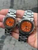 Turuncu Renk Kadran Gümüş Renk Fırçalanmış Metal Yüz Çift Kol Saati Seti: Modern ve Şık Tasarım - 1