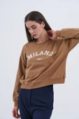 Trend Kadın Hem şehirli hem de rahat stilin mükemmel buluşması olan bu sweatshirt - 9