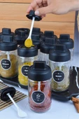 Sezka Life 12 Adet Kapağı Kendinden Kaşıklı Ve Kilitli Cam Baharatlık 21 Adet Suya Dayanıklı Etiket Seti-300ml - 2