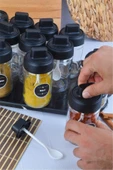 Sezka Life 12 Adet Kapağı Kendinden Kaşıklı Ve Kilitli Cam Baharatlık 21 Adet Suya Dayanıklı Etiket Seti-300ml - 3