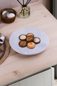 Sezka Life Desenli Mermer Ahşap Ayaklı Yuvarlak  Sunumluk Pasta Servis Sunumluğu Tepsisi 28 cm - 2