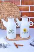 Sezka Life 2 Adet Standlı Bambu Kapaklı Seramik Yağlık & Sirkelik Ve 2 Adet Suya Dayanıklı Özel Etiket - 1000ml - 1
