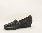 ÇİĞDEM SİYAH HAKİKİ DERİ ÖNÜ ŞERİTLİ ORTOPEDİK KADIN AYAKKABISI thumbnail 3