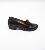 ÇİĞDEM SİYAH HAKİKİ DERİ YANLARI LASTİKLİ KADIN TOPUKLU ORTOPEDİK GÜNLÜK AYAKKABI thumbnail 3