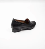 ÇİĞDEM SİYAH HAKİKİ DERİ YANLARI LASTİKLİ KADIN TOPUKLU ORTOPEDİK GÜNLÜK AYAKKABI thumbnail 5