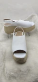 ÇİĞDEM GERÇEK DERİ BEYAZ ARKASI LASTİKLİ DOLGU TOPUK SANDALET thumbnail 3