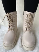 ÇİĞDEM YANI FERMUARLI ÖNÜ BAĞLI BEJ DERİ POSTAL BOT ( İLKER B3B ) thumbnail 3