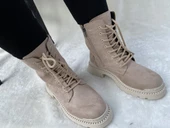 ÇİĞDEM YANI FERMUARLI ÖNÜ BAĞLI BEJ SÜET POSTAL BOT ( İLKER B3A ) thumbnail 2