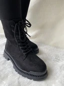 ÇİĞDEM YANI FERMUARLI ÖNÜ BAĞLI SİYAH SÜET POSTAL BOT (İLKER B3 ) thumbnail 2