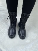 ÇİĞDEM YANI LASTİKLİ ÖNÜ BAĞLI SİYAH DERİ POSTAL BOT ( İLKER B4 ) thumbnail 1