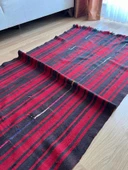 103x205 cm Kırmızı Siyah Çizgili Türk Kilimi, El Dokuması Püsküllü Dekoratif Kilim, Vintage Sevenlere Özel - 4