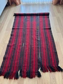 103x205 cm Kırmızı Siyah Çizgili Türk Kilimi, El Dokuması Püsküllü Dekoratif Kilim, Vintage Sevenlere Özel - 1