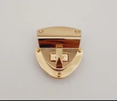 Çanta Aksesuar Light Gold Renk Üçgen Kilit thumbnail 1