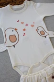 Şarkıcı Kuşlar Nakışlı Bandanalı Uzun Kollu Zıbınlı 3lü Kız Bebek Takımı Ekru thumbnail 4
