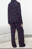 Tarz Rahat Uzun Kollu Geniş Paça Puantiyeli Yılbaşı Temalı Viskon Dokuma Pijama Takımı - 4