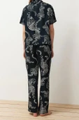 Tarz Rahat Kısa Kollu Boru Paça Kaplan Desenli Viskon Dokuma Pijama Takımı - 5