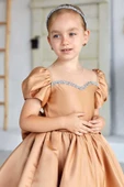 Kız Çocuk Yakası Taş Şerit İşlemeli Şeffaf Tül Detaylı Balon Kollu Kahverengi Saten Abiye thumbnail 3