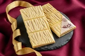 Kakaolu Bisküvili Beyaz Tablet Çikolata (100 g) - 1
