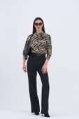 Trend Kadın Yeni İkili Takım Siyah Pantolon ve Zebra Desenli Bluz - 3