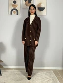 Kadın Ceket Yaka Gold Düğmeli Hırka ve Yüksek Bel Pantolon Alt Üst Triko Takım (Kahve) thumbnail 2