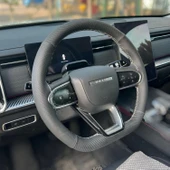 DİKİŞLİ DİREKSİYON KILIFI İTHAL NOKTALI KARBON DERİ GRİ DİKİŞLİ JAECOO İÇİN thumbnail 1