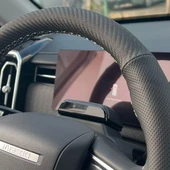 DİKİŞLİ DİREKSİYON KILIFI İTHAL NOKTALI KARBON DERİ GRİ DİKİŞLİ JAECOO İÇİN thumbnail 2