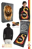 Galatasaray Orijinal Lisanslı Kapüşonlu Logo Erkek Sweat Gs Bileklik Set Ahşap Kutulu thumbnail 1