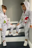 Kız Erkek Bebek Üzerinde Noel Baba ve Ağaç Önü Fermuarlı Kapüşonlu Gri Tulum thumbnail 2