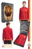 Galatasaray Orijinal Lisanslı Dik Yaka Fermuarlı Erkek Sweat Gs Aslan Baskılı Hediyelik Ahşap Kutulu thumbnail 1
