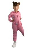 Kız Bebek Üzerinde Çilek Yazı ve Baskılı Önü Fermuarlı Kapüşonlu Pembe Tulum thumbnail 1