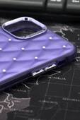 iPhone 15 Pro Uyumlu Baklava Desenli Pırlanta Taşlı Sert Kapak Kılıf Mor thumbnail 4