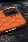 iPhone 13 Uyumlu Baklava Desenli Pırlanta Taşlı Sert Kapak Kılıf Turuncu thumbnail 4